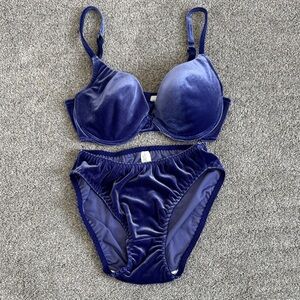 NWOT Vintage Victoria’s Secret Velvet Bra/Panty Set